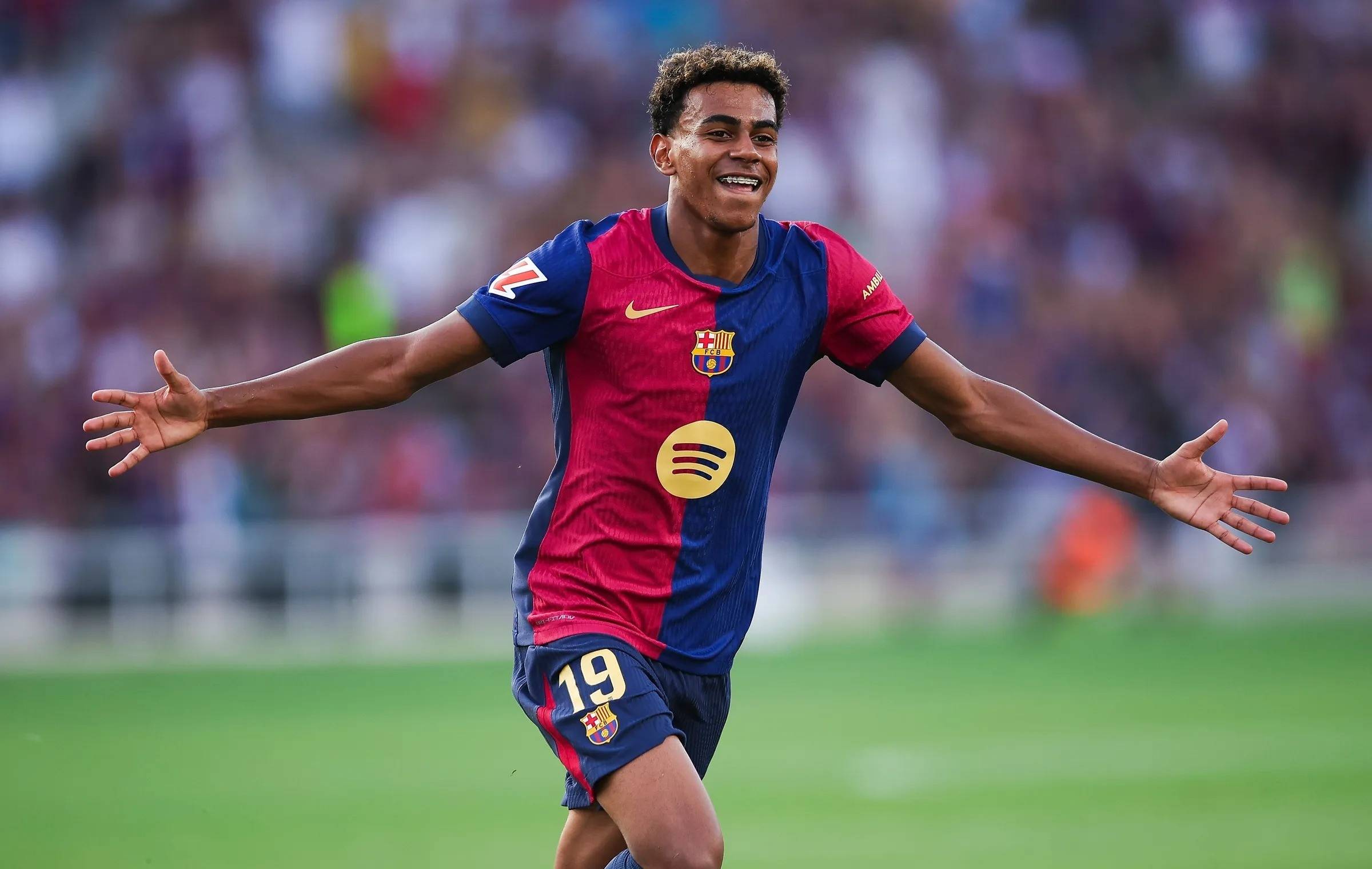 窗口期欧联焦点战，阿斯顿维拉造点机会，压力陡增，临场指挥获称赞 