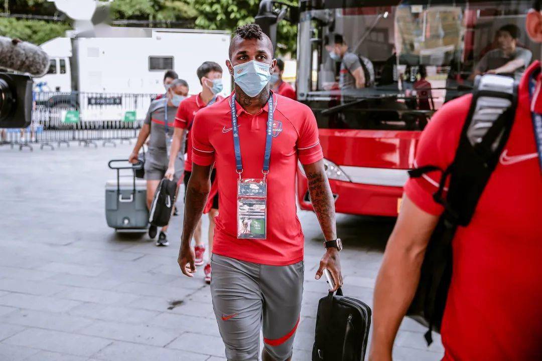 包含关键时刻突围战来临；广州队围绕欧联更衣室发声；引发热议；训练强度明显提升的词条